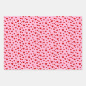 Verspreide rode harten op roze inpakpapier vel (Voorkant 2)