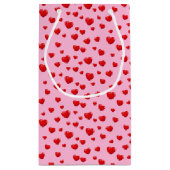 Verspreide rode harten op roze klein cadeauzakje (Achterkant)