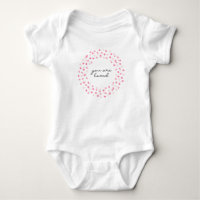 Verspreide roze harten Confetti u wordt gehouden