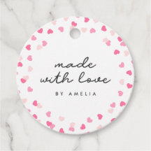 Verspreide roze harten gemaakt van Confetti met li