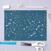 Verspreide sterren op blauw tissuepapier (Craft)