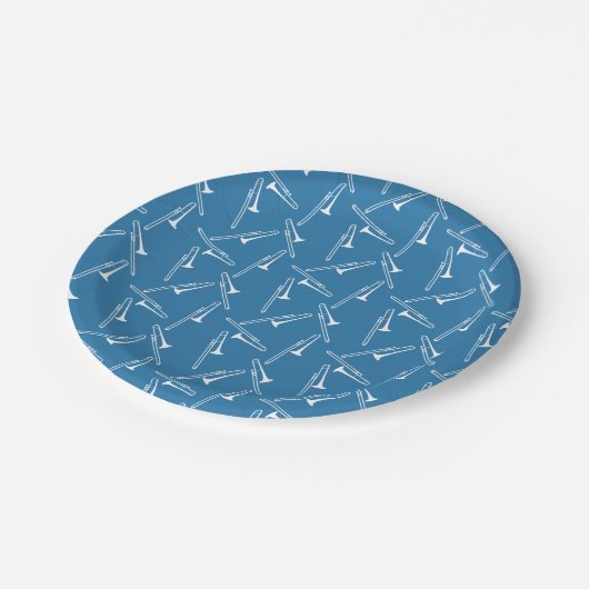 Verspreide trombones papieren bordje (Gekanteld)