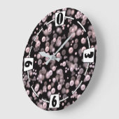 Verspreiding van roze en witte parels op zwarte ve grote klok (Hoek)