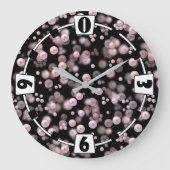 Verspreiding van roze en witte parels op zwarte ve grote klok (Voorkant)