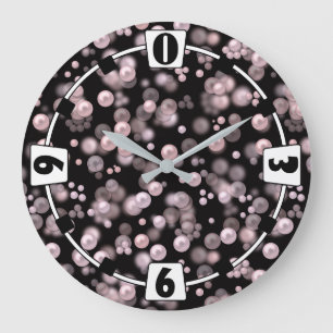 Verspreiding van roze en witte parels op zwarte ve grote klok
