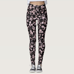 Verspreiding van roze en witte parels op zwarte ve leggings