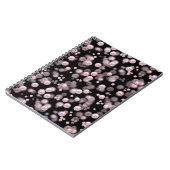 Verspreiding van roze en witte parels op zwarte ve notitieboek (Linkerzijde)