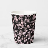 Verspreiding van roze en witte parels op zwarte ve papieren bekers (Links)