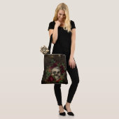 Verstoorde Gothische schedel tussen Rozen op leder Tote Bag (Op model)