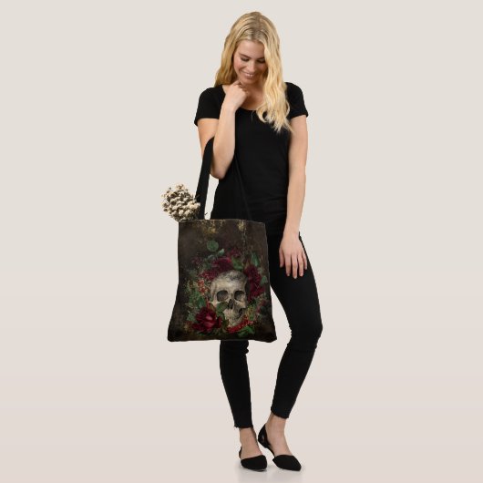 Verstoorde Gothische schedel tussen Rozen op leder Tote Bag (Op model)