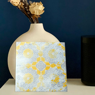 Verstoorde toonkijkende gele beige medaille tegeltje