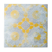 Verstoorde toonkijkende gele beige medaille tegeltje (Voorkant)