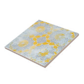 Verstoorde toonkijkende gele beige medaille tegeltje (Zijkant)