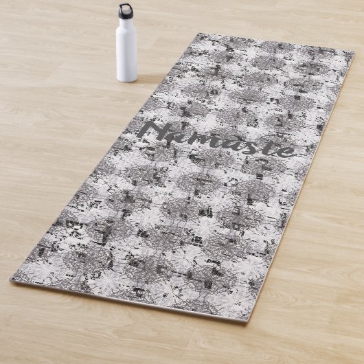 Verstoorde zwarte, witte en grijze kant yogamat (In situ)