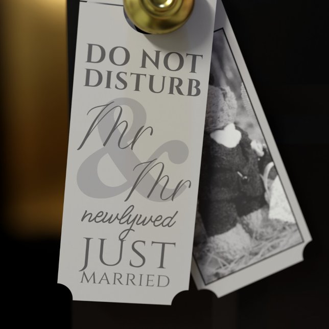 Verstoort de heer & Mr. Pas getrouwd Foto door Han Deurhanger (Add your married name and photo to this gray do not disturb door hanger. Great gift for newlyweds!)