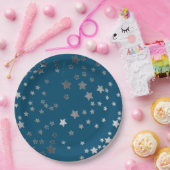 Verstrooide sterren op blauw papieren bordje (Feest)
