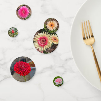 Verstrooiing van bloemen confetti