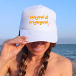 Versuft & Betrokken Groovy Roze & Oranje Bachelore Trucker Pet<br><div class="desc">Dit felroze en oranje ontwerp is ideaal voor een groovy vrijgezellenfeest!</div>
