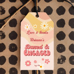 Versuft en betrokken groovy retro bachelorette gun cadeaulabel<br><div class="desc">Versuft en verloofd groovy retro daisy bachelorette weekend party gepersonaliseerde bedrukte gunsttags sjabloon,  stoffige roze retro daisy groovy vibes bachelorette weekend party dank u voor tags</div>