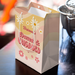 Versuft en betrokken groovy retro daisy vrijgezell medium cadeauzakje