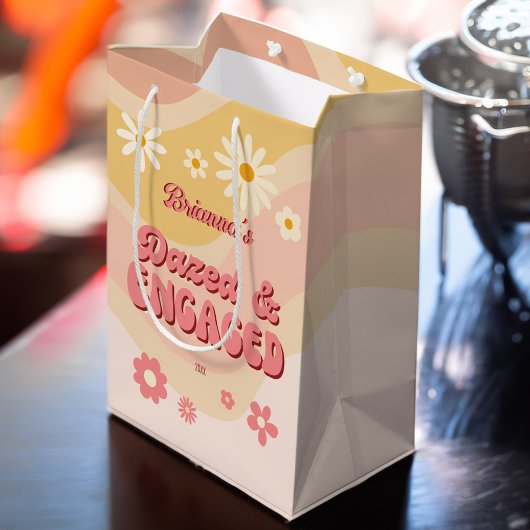 Versuft en betrokken groovy retro daisy vrijgezell medium cadeauzakje