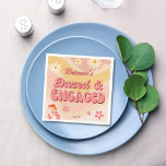 Versuft en betrokken groovy retro daisy vrijgezell servet<br><div class="desc">Versuft en verloofd groovy retro daisy bachelorette weekend party gepersonaliseerde gedrukte servetten sjabloon,  stoffige roze retro daisy groovy vibes bachelorette weekend party tafel decor</div>