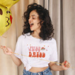 Versuft en betrokken Retro 70s vrijgezellenfeest T-shirt<br><div class="desc">Dit ontwerp is voorzien van een groovy 70s vibe net versufte retro bloemen,  paddenstoel en ring. Bekijk het hele collectie voor meer overeenkomende objecten!</div>