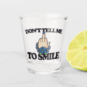 "Vertel me niet om te glimlachen" Midden-Vingerfem Shot Glas