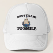 "Vertel me niet om te glimlachen" Midden-Vingerfem Trucker Pet (Voorkant)