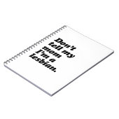 VERTEL MIJN MOM NIET DAT IK LESBIAN BEN -.png Notitieboek (Linkerzijde)