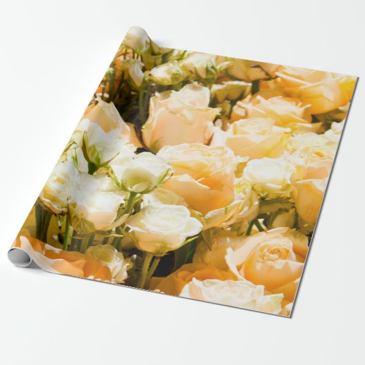 Verticaal patroon van witte rozen. cadeaupapier (Uitgerold)