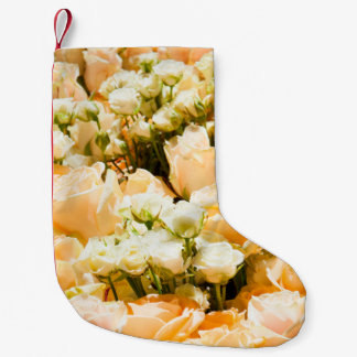 Verticaal patroon van witte rozen. kleine kerstsok