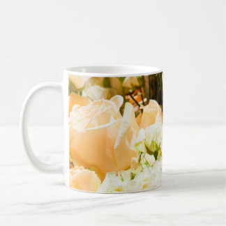 Verticaal patroon van witte rozen. koffiemok