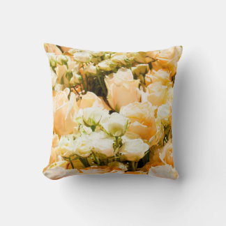 Verticaal patroon van witte rozen. kussen