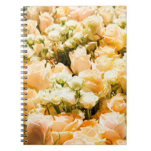 Verticaal patroon van witte rozen. notitieboek
