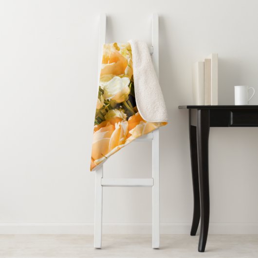 Verticaal patroon van witte rozen. sherpa deken (In situ)