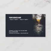 Verticaal schot van een rivier tussen bomen in een visitekaartje (Achterkant)