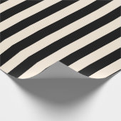 Verticaal streeppatroon in zwart en crème cadeaupapier (Hoek)