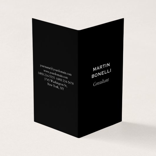 Verticaal zwart standaard modern, minimaal visitekaartje (Buitenkant)