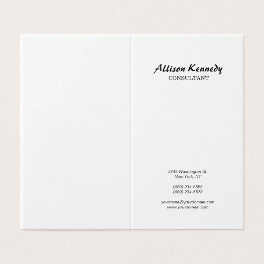 Verticaal zwart-wit borstelscript minimalistisch visitekaartje (Buitenkant ongevouwen)