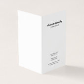 Verticaal zwart-wit borstelscript minimalistisch visitekaartje (Buitenkant)