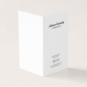 Verticaal zwart-wit borstelscript minimalistisch visitekaartje