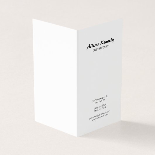 Verticaal zwart-wit borstelscript minimalistisch visitekaartje (Buitenkant)