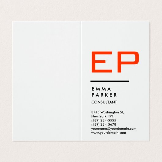 Verticaal zwart wit trendy rood monogram visitekaartje (Buitenkant ongevouwen)