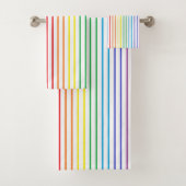 Verticale afgedekte regenboogstrips bad handdoek (Insitu)