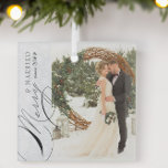 Verticale foto's van Merry en Married Script Snowf Glas Ornament<br><div class="desc">Merry & Married fotoornament met verticale foto, elegante kalligrafie en delicate witte sneeuwvlokken op een zilvergrijze grens. Het fotomalplaatje is klaar voor u om uw foto, en uw trouwjaar toe te voegen. Als u om het even welke problemen met plaatsing hebt, probeer bebouwend uw pic aan een portretformaat en heruploadend...</div>