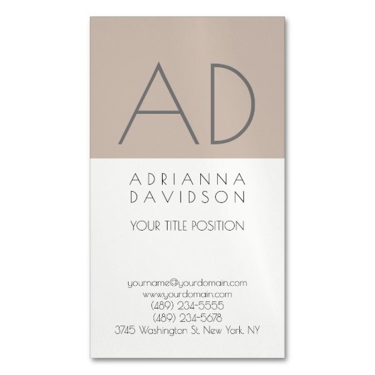 Verticale monogram minimalistisch beige kleurenren magnetisch visitekaartje (Voorkant Verticaal)