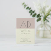 Verticale monogram minimalistisch beige kleurenren visitekaartje (Staand voorkant)