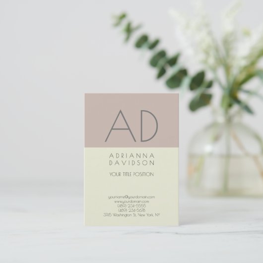 Verticale monogram minimalistisch beige kleurenren visitekaartje (Staand voorkant)