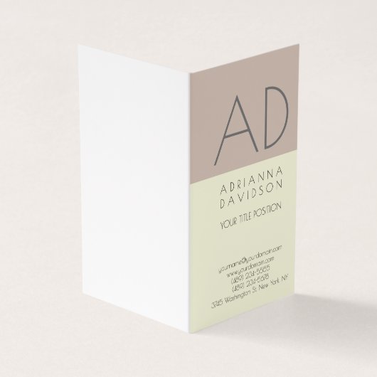Verticale monogram minimalistisch beige kleurenren visitekaartje (Buitenkant)
